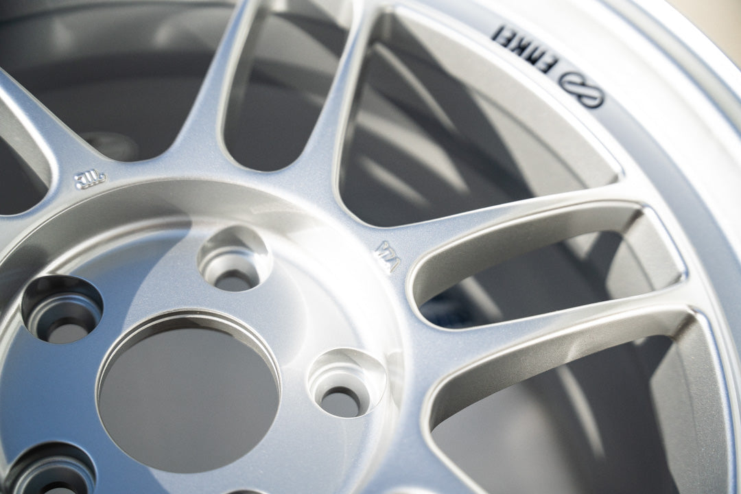 Enkei RPF1 / 18x10.5 +15 / 5x114.3 / F1 Plata 