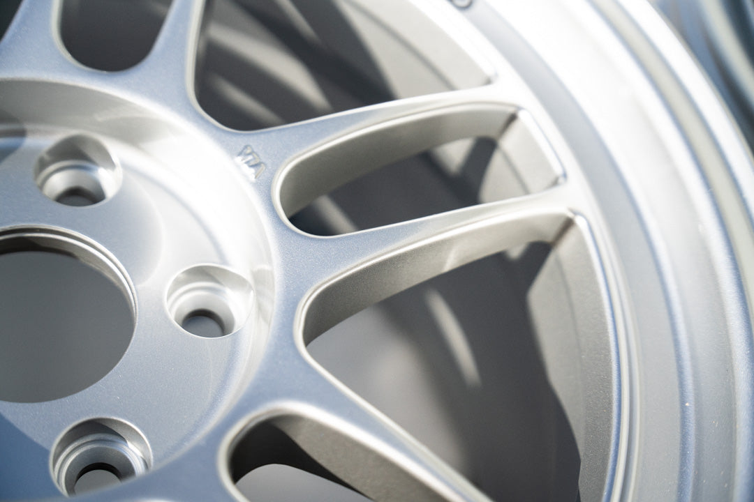 Enkei RPF1 / 18x10.5 +15 / 5x114.3 / F1 Plata 