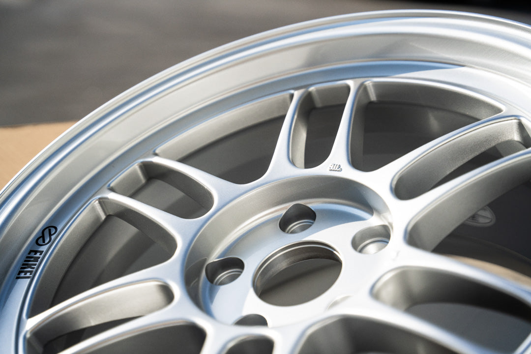 Enkei RPF1 / 18x10.5 +15 / 5x114.3 / F1 Plata 