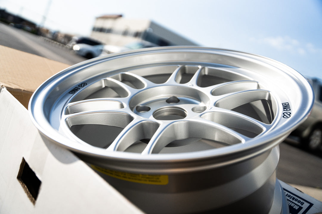 Enkei RPF1 / 18x9.5 +15 / 5x114.3 / F1 Plata 