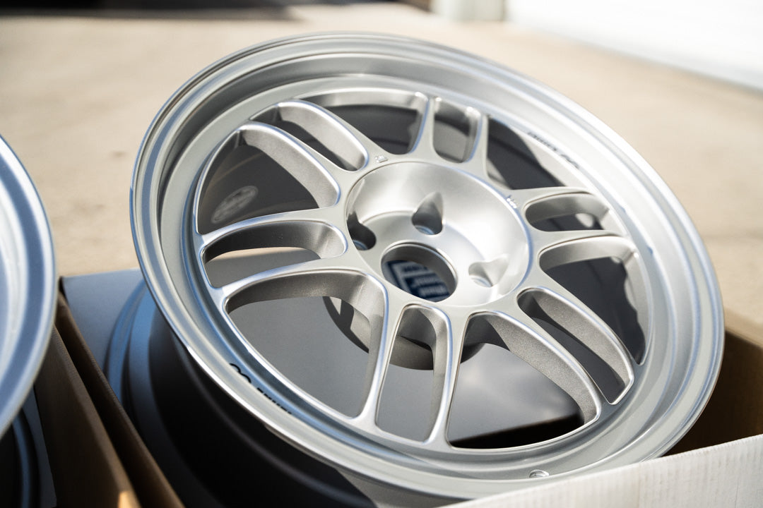 Enkei RPF1 / 17x8 +45 / 5x114.3 / F1 Plata