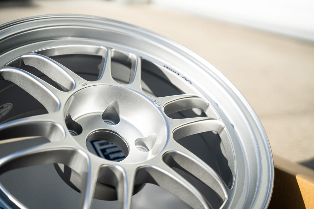 Enkei RPF1 / 17x8 +45 / 5x114.3 / F1 Plata