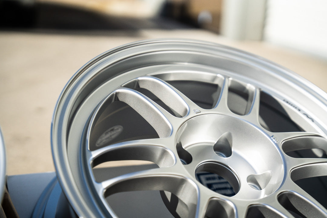 Enkei RPF1 / 17x8 +45 / 5x114.3 / F1 Plata