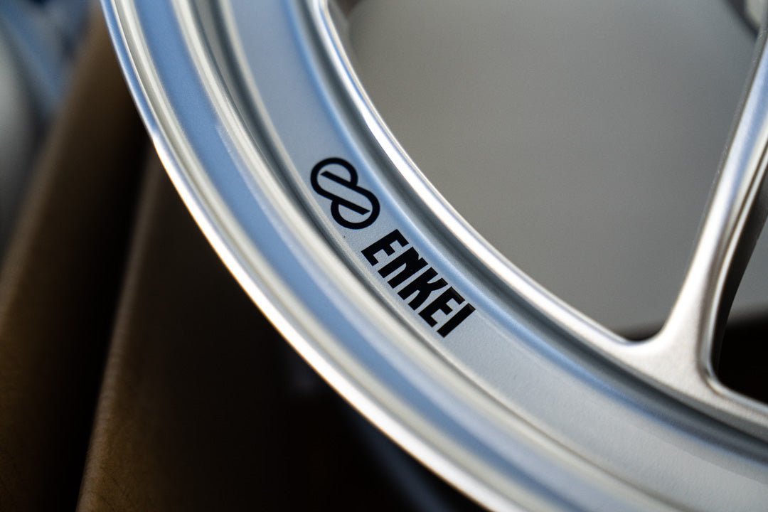 Enkei RPF1 / 17x8 +45 / 5x114.3 / F1 Plata