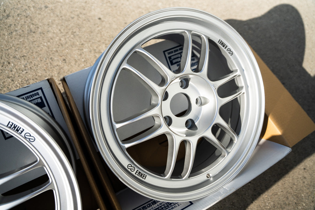 Enkei RPF1 / 17x8 +45 / 5x114.3 / F1 Plata