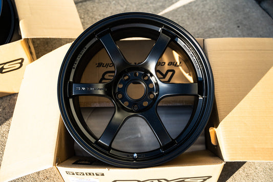 Gram Lights 57DR / 17x9 +38 / 5x114.3 / Negro semibrillante 