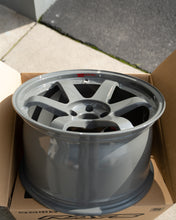 Load image into Gallery viewer, Volk TE37SL / 18x10.5 +15 / 5x114.3 / Arms Gray
