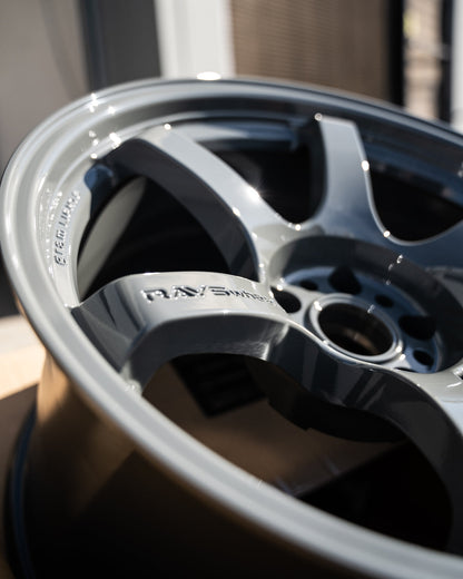 グラムライト 57DR / 18x9.5 +22 / 5x114.3 / アームズグレー